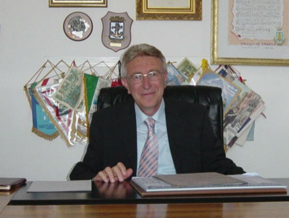 Il sindaco di Amantea si dimette dal Pd