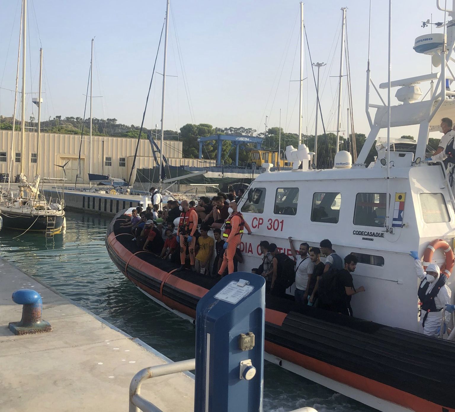 Sbarco di migranti nel Catanzarese, soccorsi in 63. C’è anche una bambina di sei mesi