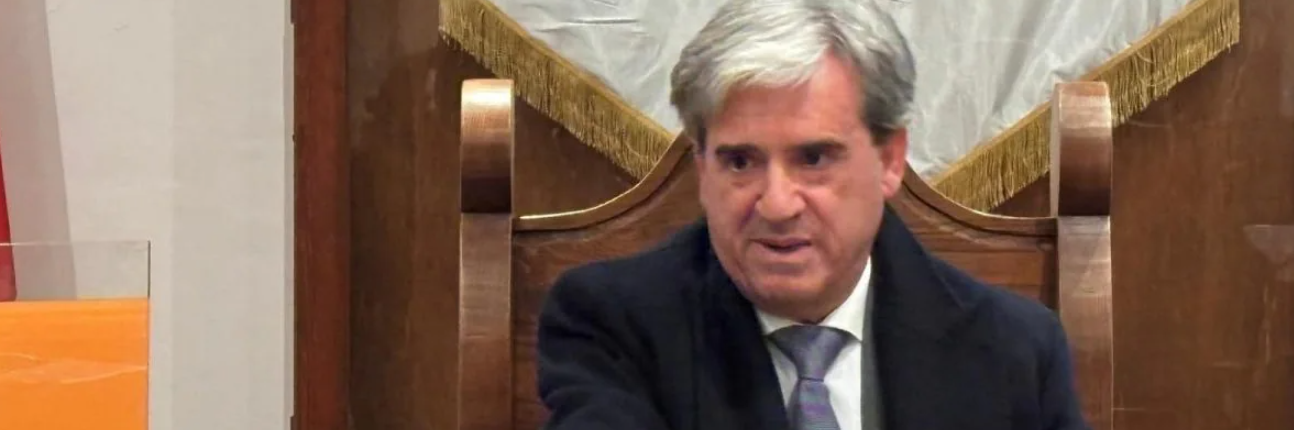 Sindaco aggredito a bastonate sotto casa