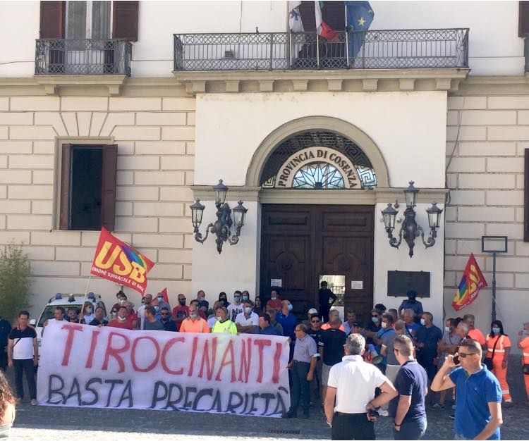 Tirocinanti in piazza a Cosenza per la dignità. La vicinanza di Iacucci