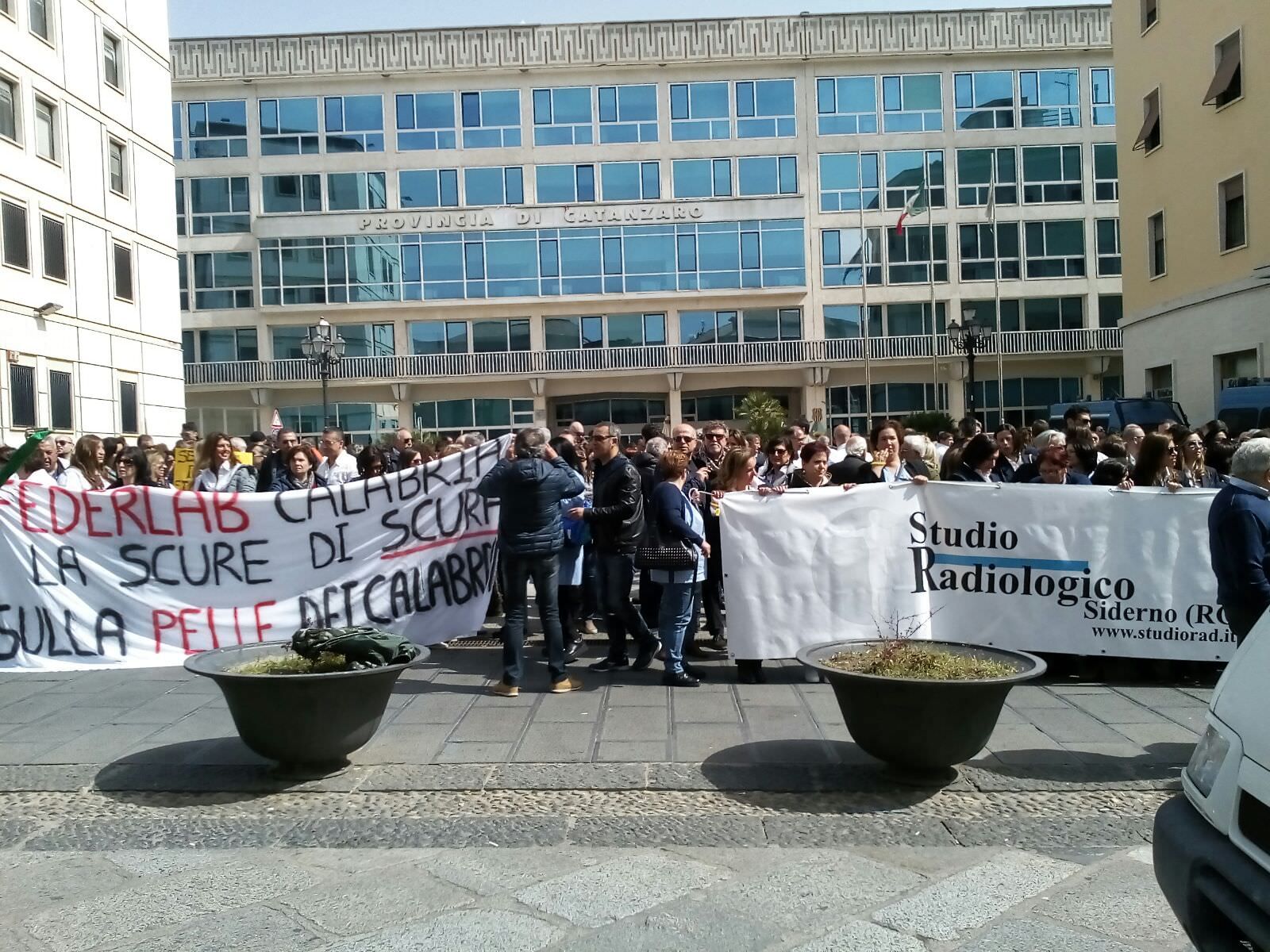 La rabbia dei laboratori privati in piazza contro Scura – VIDEO