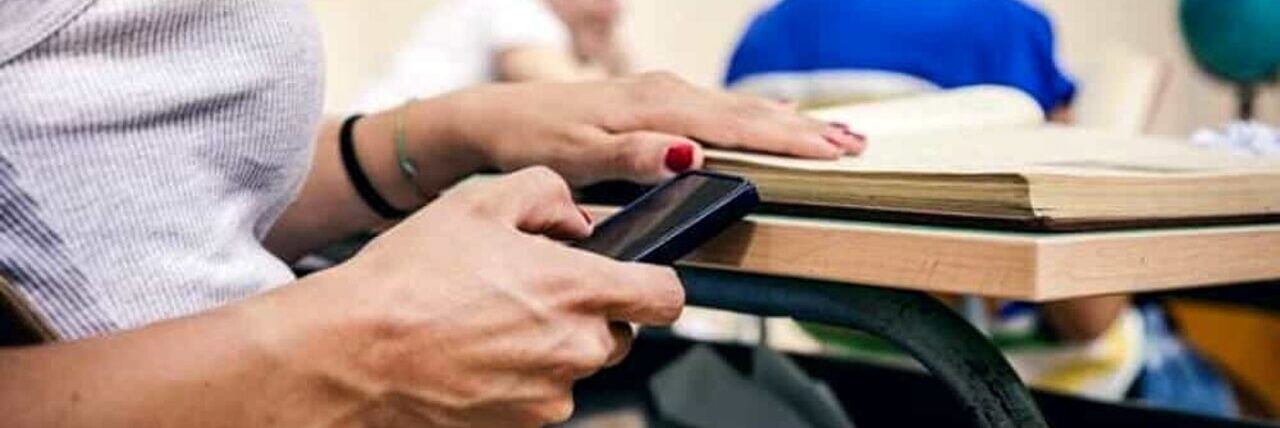Stop ai cellulari in aula: «Si rischia la sospensione»
