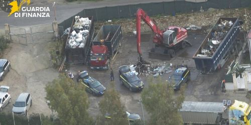 Traffico di rifiuti ed estorsione, 20 misure cautelari a Caltanissetta