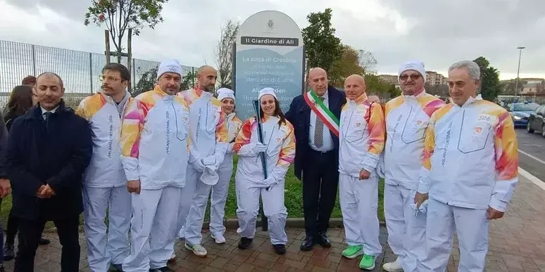La fiamma olimpica a Crotone rende omaggio alle vittime del naufragio di Cutro