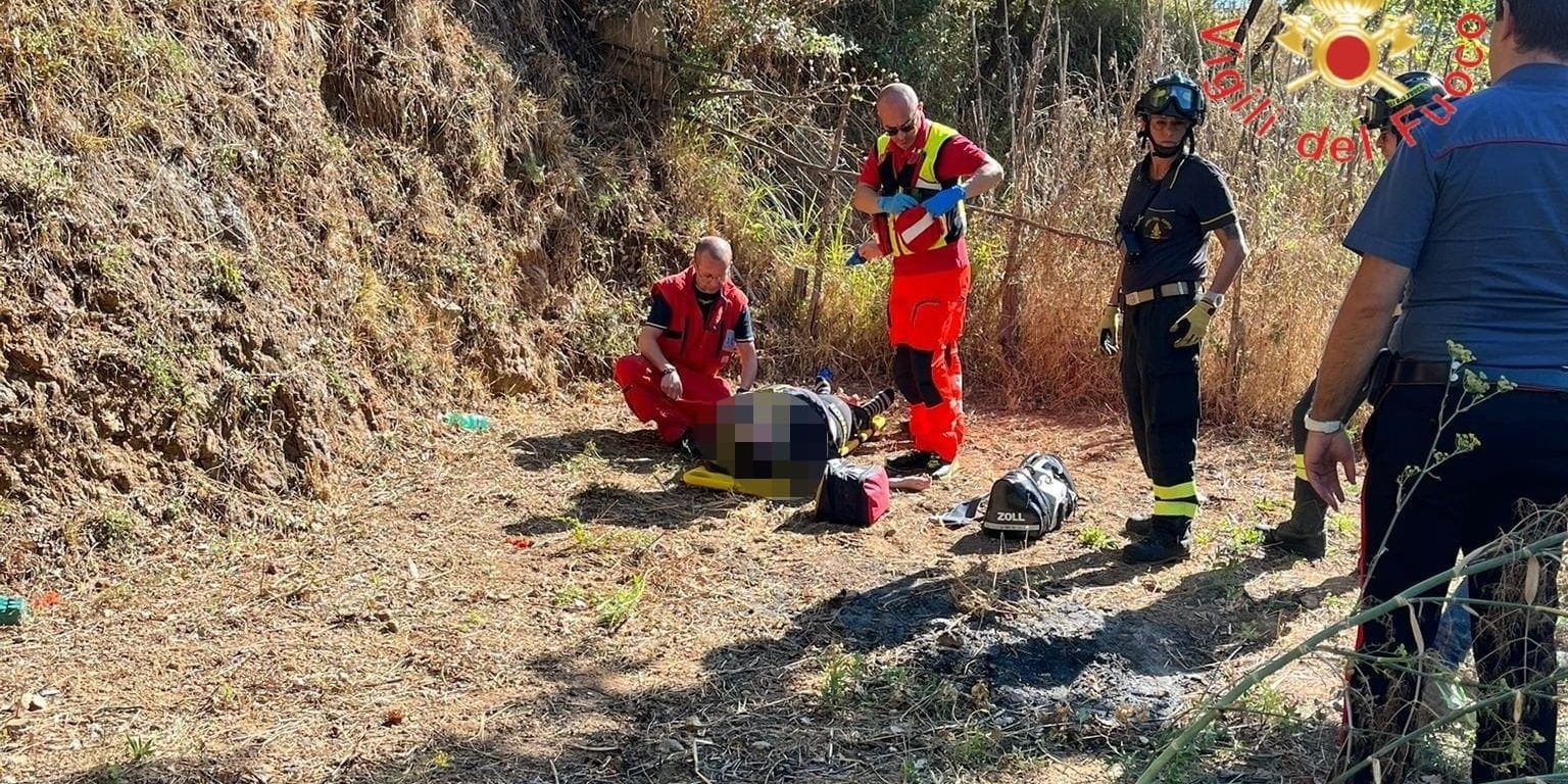 Donna cade da un’altezza di 5 metri, soccorsa dai vigili del fuoco