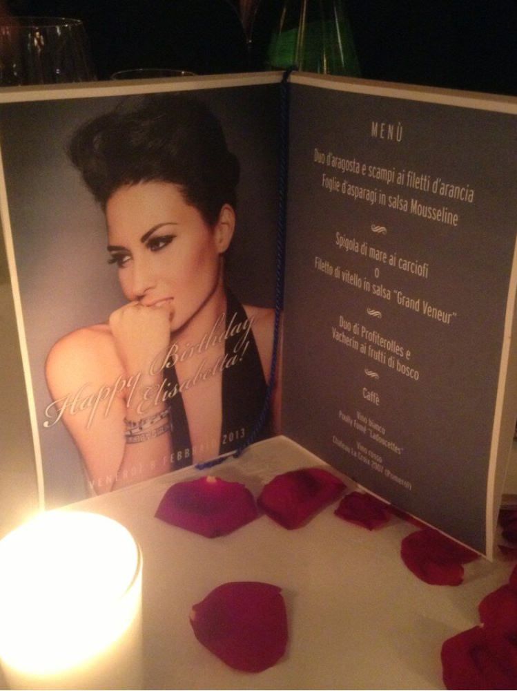 Compleanno da sogno per Eli E San Valentino tra baci hot