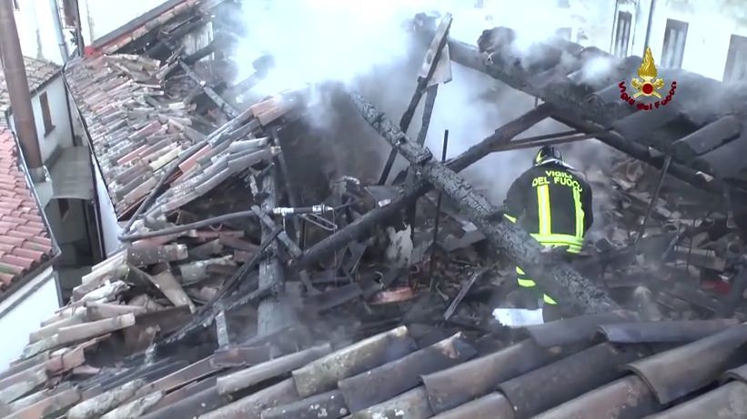 L'incendio in cui ha perso la vita Vincenzo Tavella, il sarto-poeta