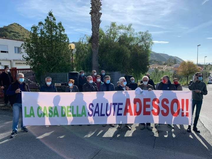 Amantea, sit-in di cittadini per chiedere la Casa della Salute