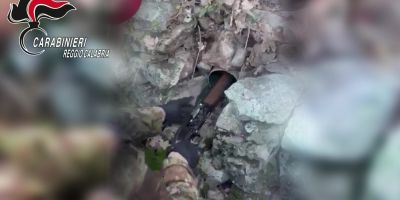 Armi nascoste tra le pietre in Aspromonte. Scoperto un deposito clandestino pronto all’uso – VIDEO