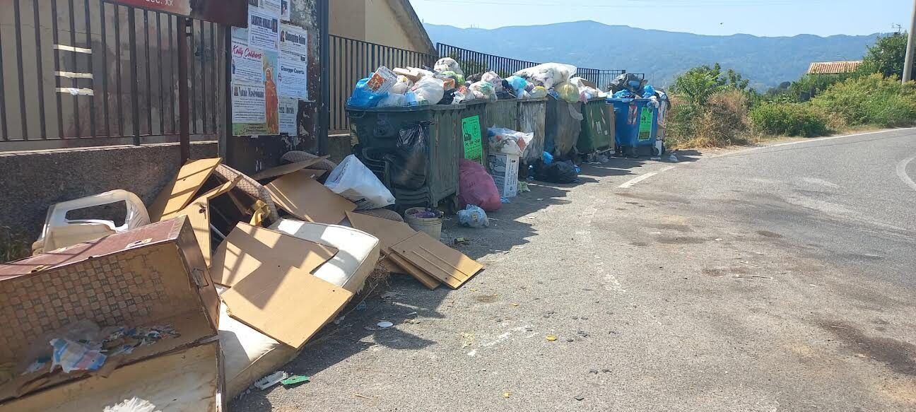 Discarica a cielo aperto, i cittadini promuovono un sit in