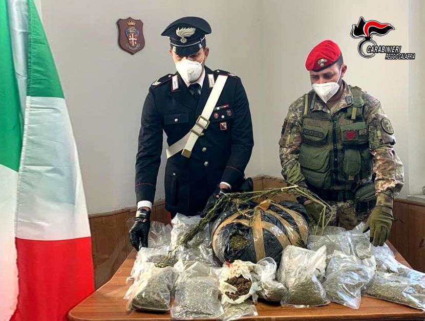 Otto chili di marijuana e una doppietta sequestrati nel Reggino