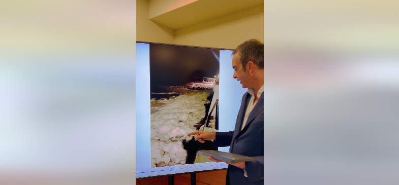 Schiuma dopo le mareggiate, Occhiuto non si fida: «Temo sia inquinamento, andrò fino in fondo» – VIDEO