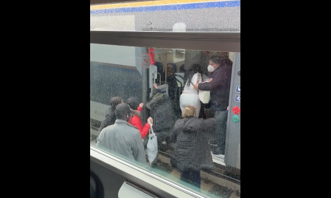 Bonelli: «La mia odissea sul treno per Cutro. Ma Salvini pensa al Ponte…» – VIDEO