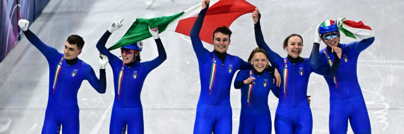 Italia d’oro nella staffetta mista. Fontana fa la storia