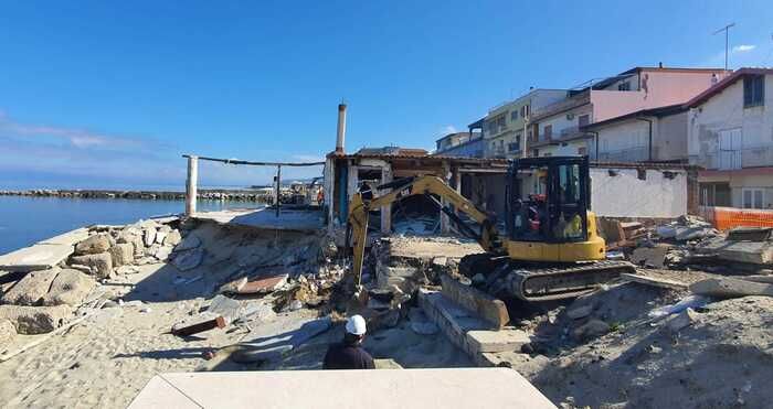 Vibo, vicesindaco aggredito durante la demolizione di un chiosco abusivo