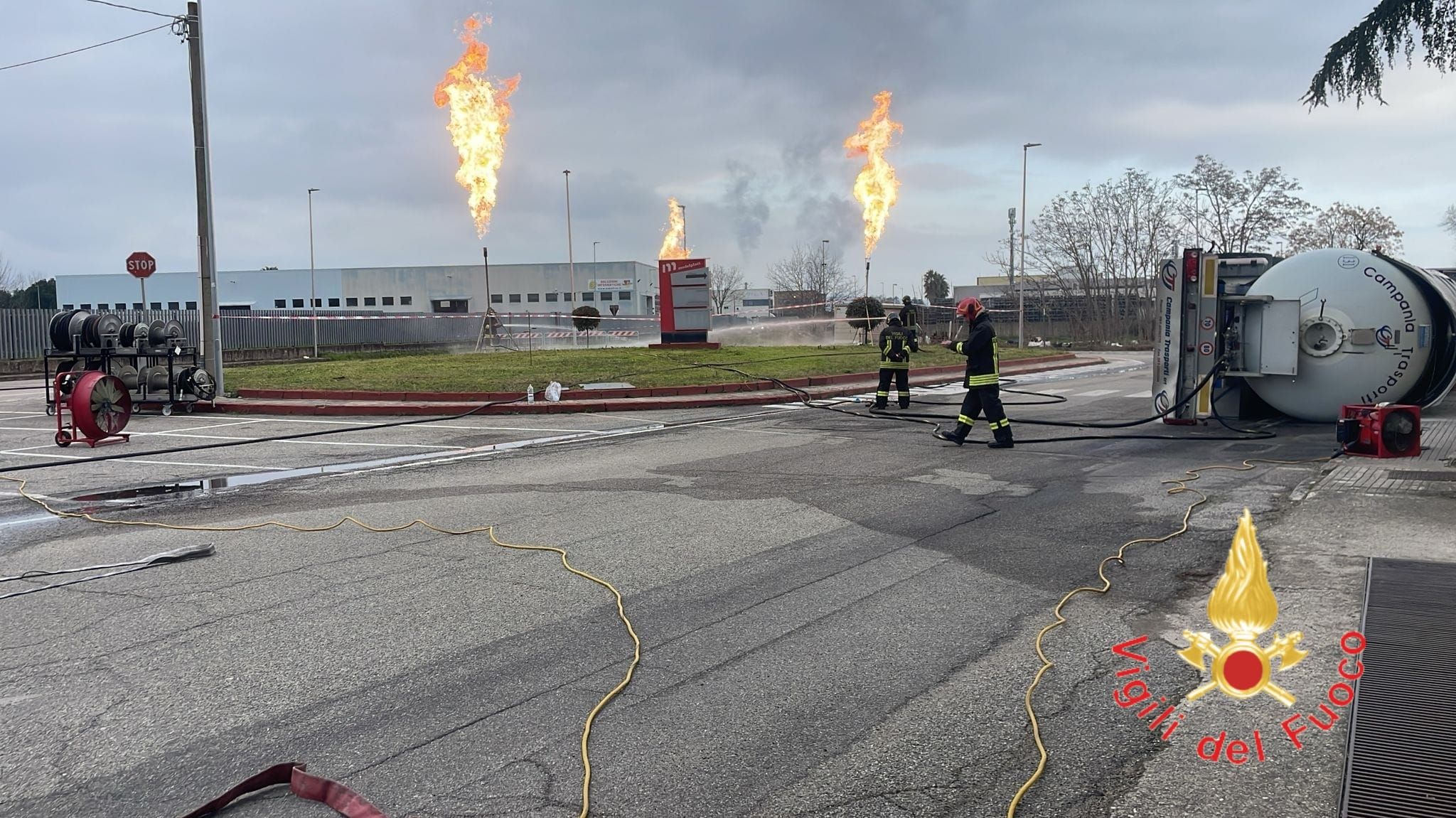 Autocisterna di Gpl ribaltata a Rende, proseguono le operazioni di soccorso – VIDEO