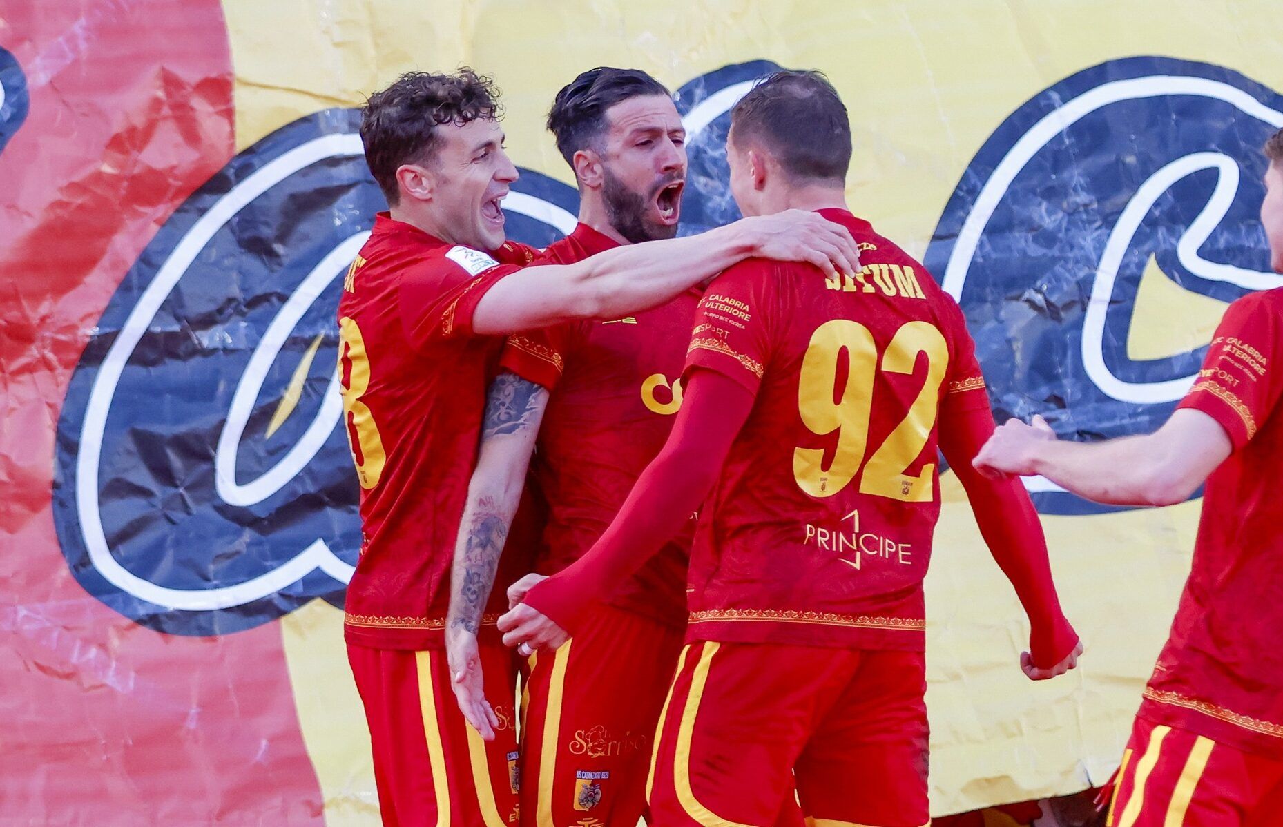 Serie B, il derby è giallorosso: il Catanzaro cala il poker e batte il Cosenza 4-0