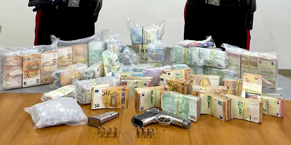 Deteneva coca, armi e 450mila euro nel garage, arrestato a Palmi 32enne