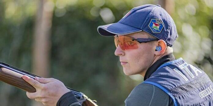 Cecina, cade e si spara un colpo: muore per errore un 19enne