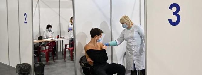 L’Aifa: «Anticipo a 5 mesi della terza dose»