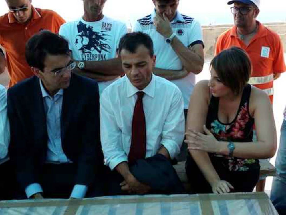 Italcementi, Fassina sale sul silos e incontra gli operai