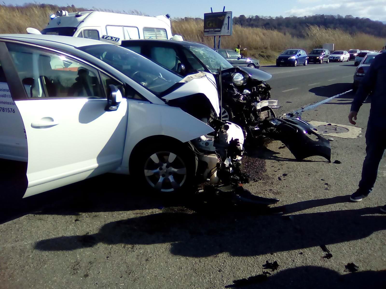 Lamezia, incidente in via del Progresso: 3 feriti