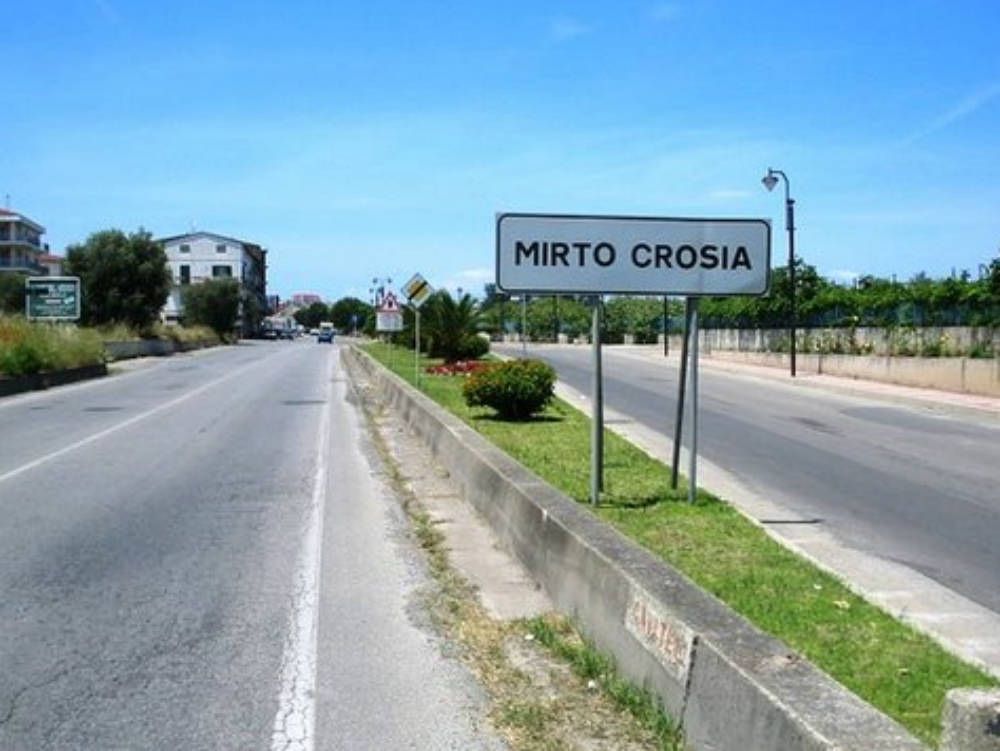 Crosia, Russo come Fontana. «Uscite autorizzate solo con mascherina e guanti»