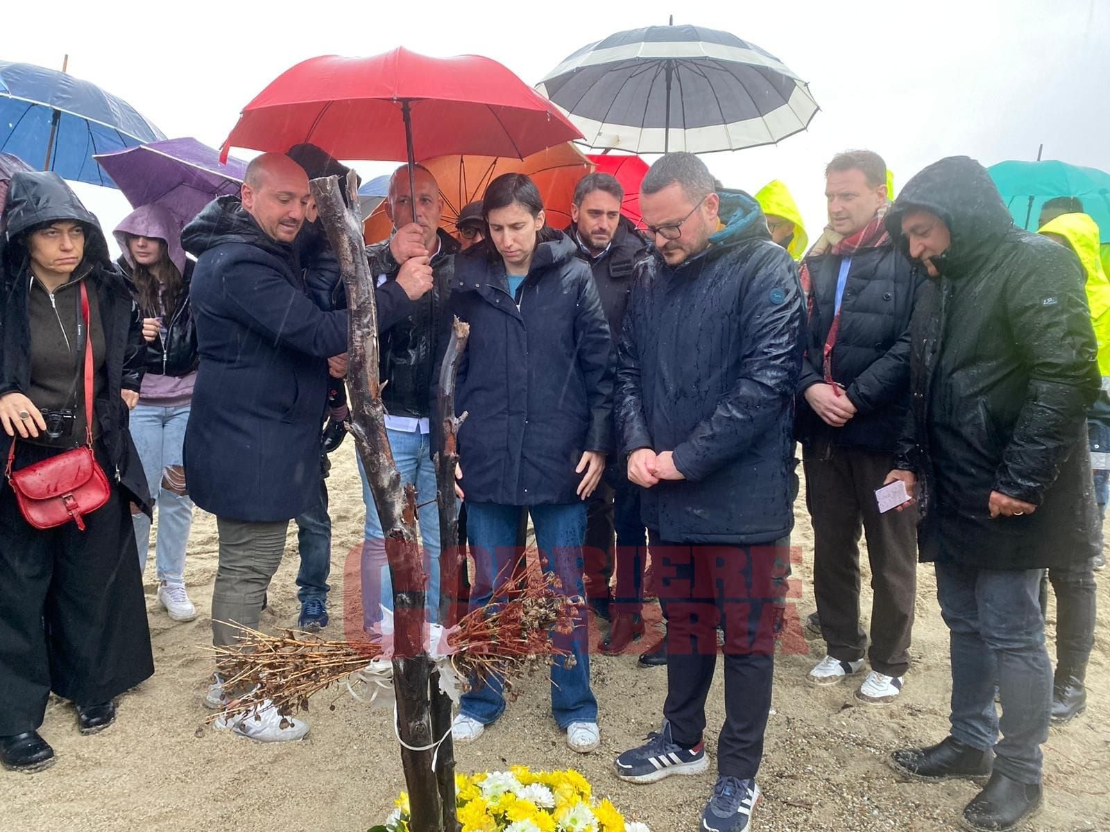 Strage di migranti, Schlein a Cutro rende omaggio alle vittime – VIDEO E FOTO