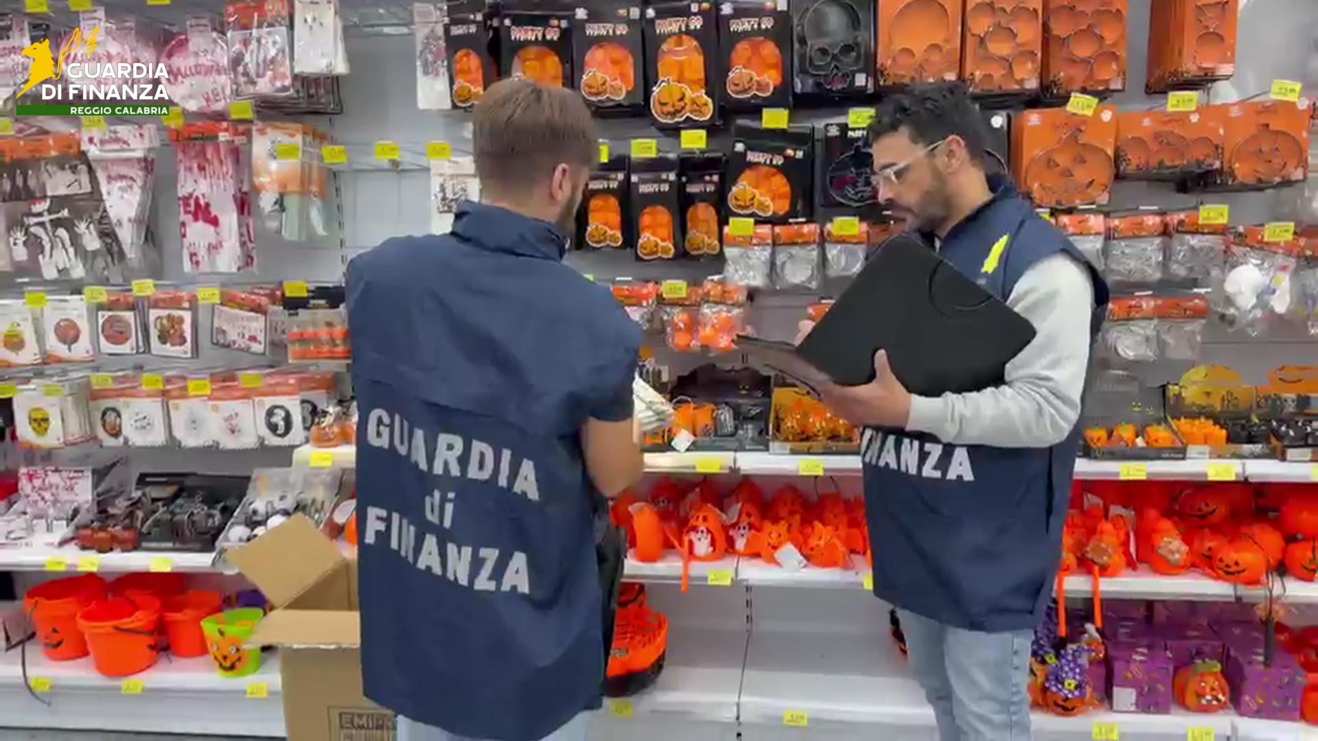 Halloween, sequestrati oltre 38mila articoli irregolari nel Reggino – VIDEO