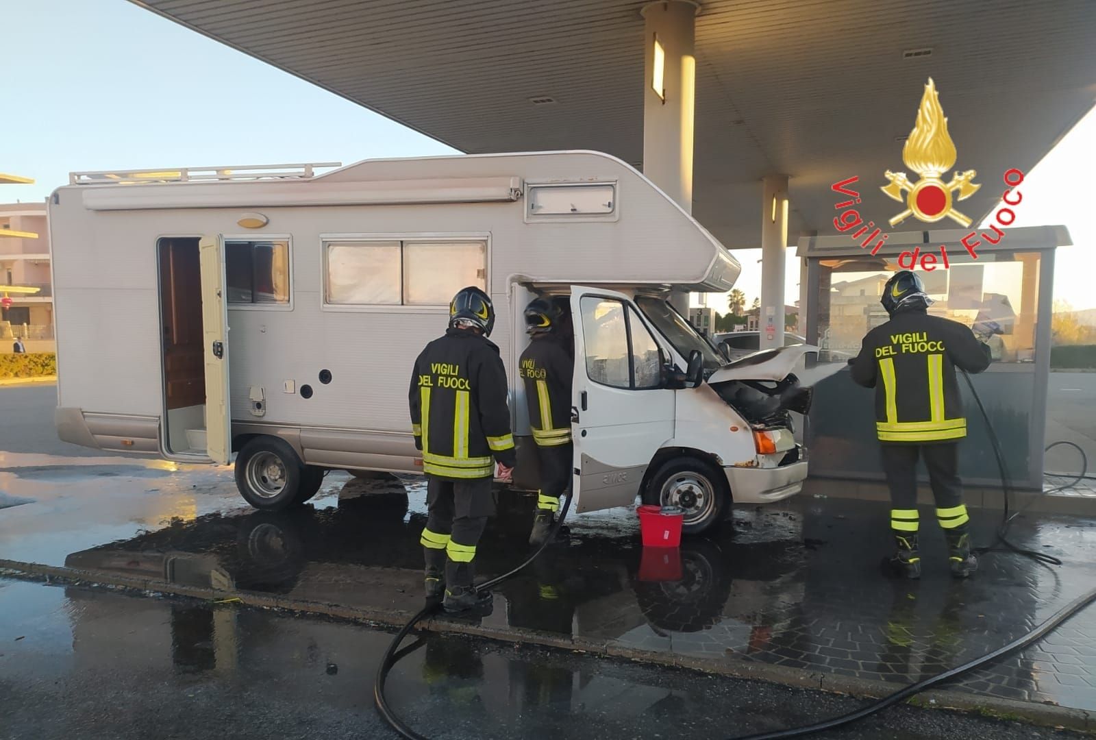 Camper in fiamme nel Crotonese, tanta paura per i passeggeri