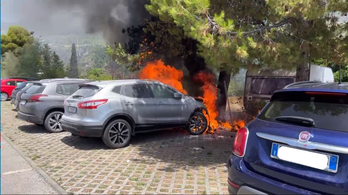 Praia, le fiamme distruggono “in diretta” un’auto – FOTO