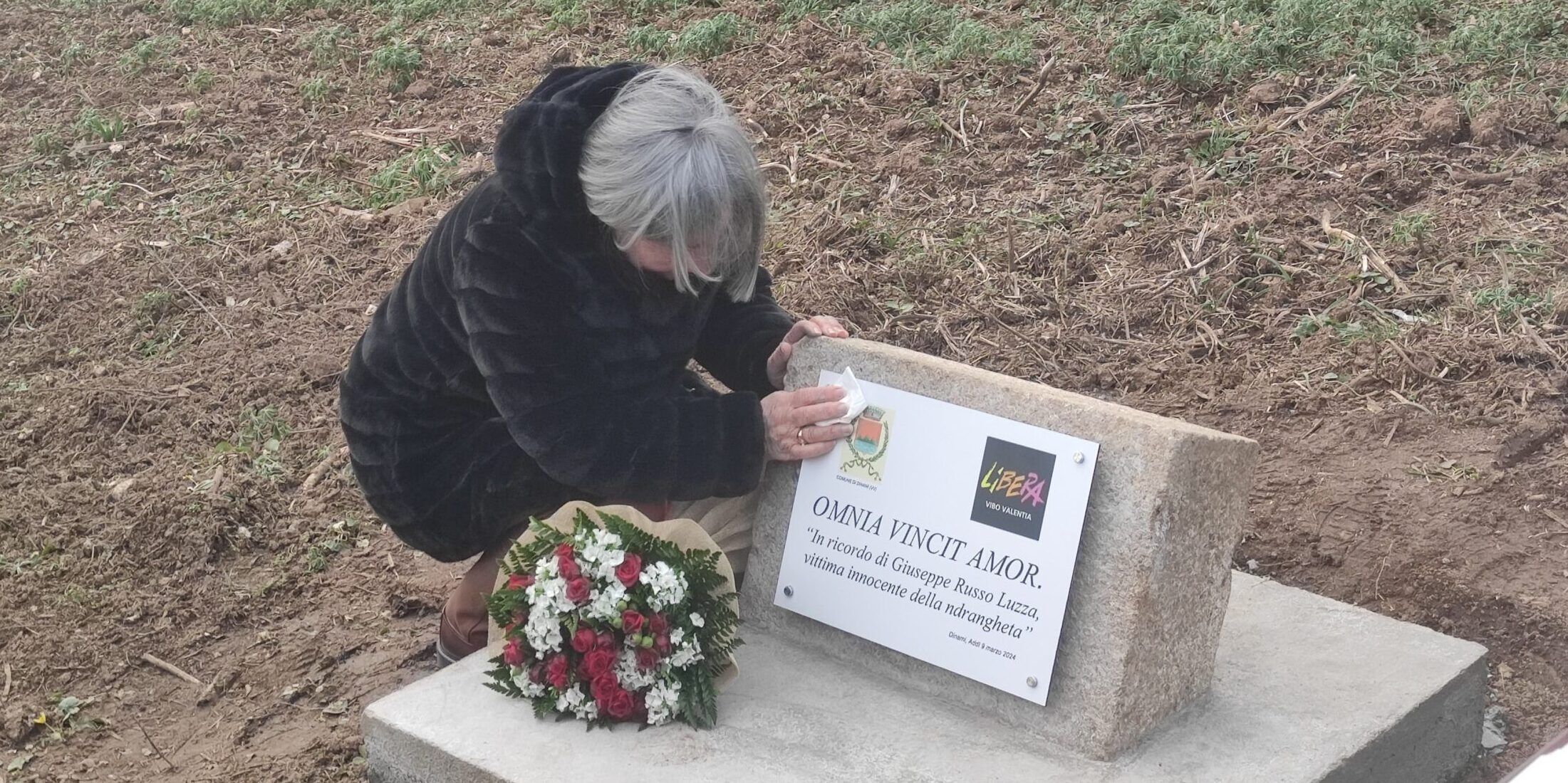 Omicidio Pino Russo, il dolore di mamma Teresa sul luogo in cui è stato ritrovato il corpo – FOTO