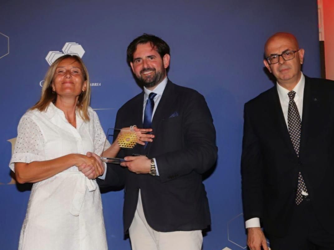 Il dottore Marco Serrao riceve l’ambitissimo Premio “L’alveare”