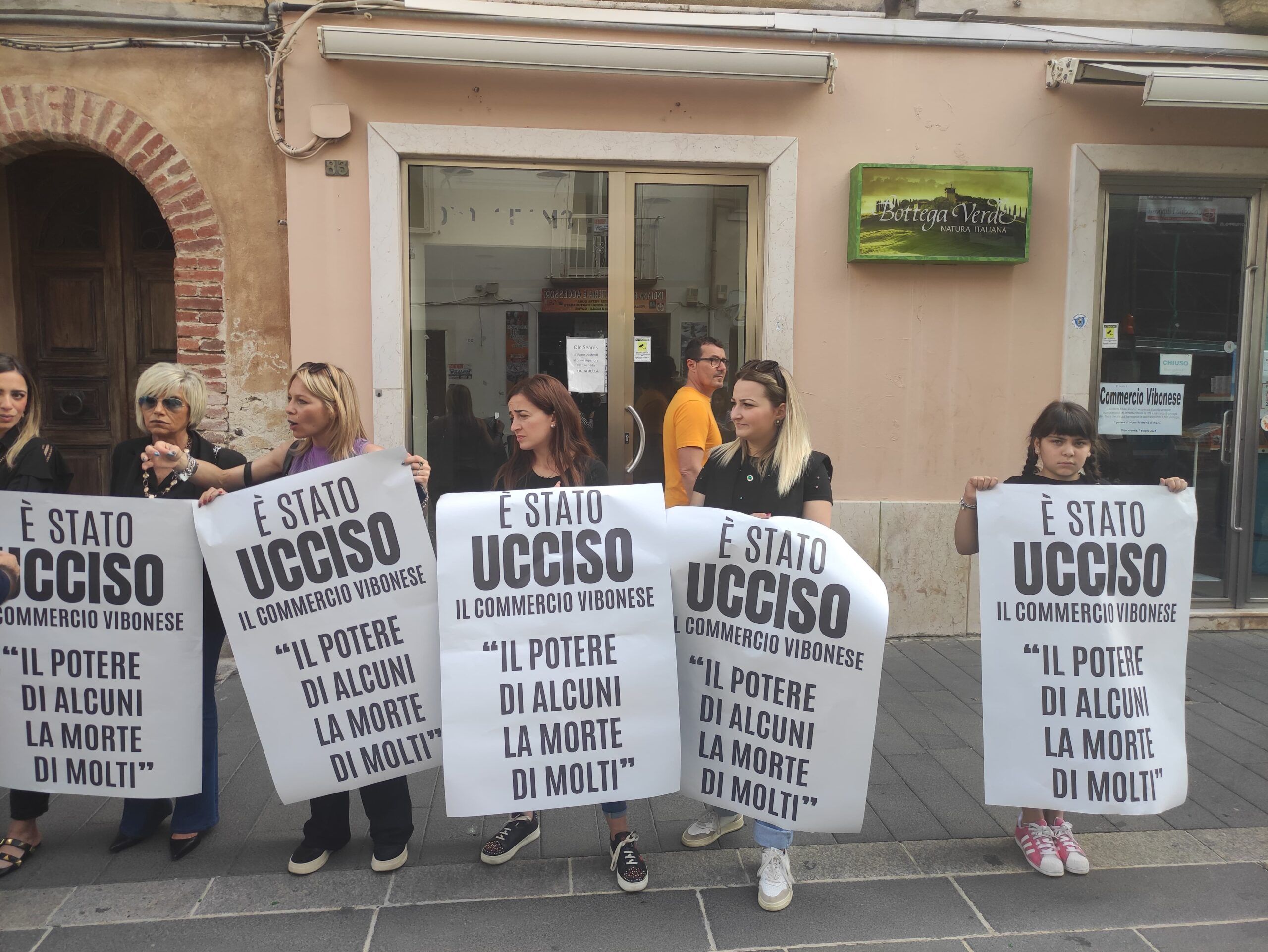 La protesta dei commercianti a Vibo: «È morto il commercio vibonese» – FOTO