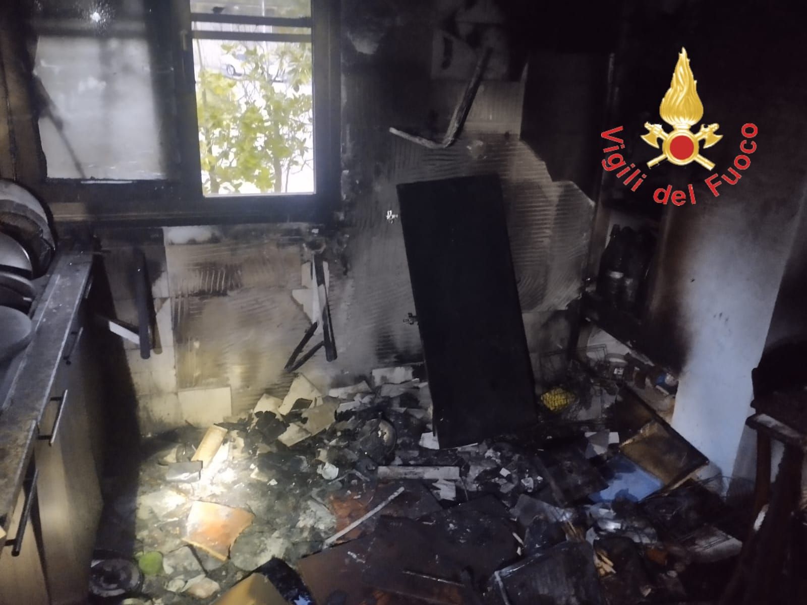 In fiamme una abitazione a Catanzaro, intervengono i vigili del fuoco