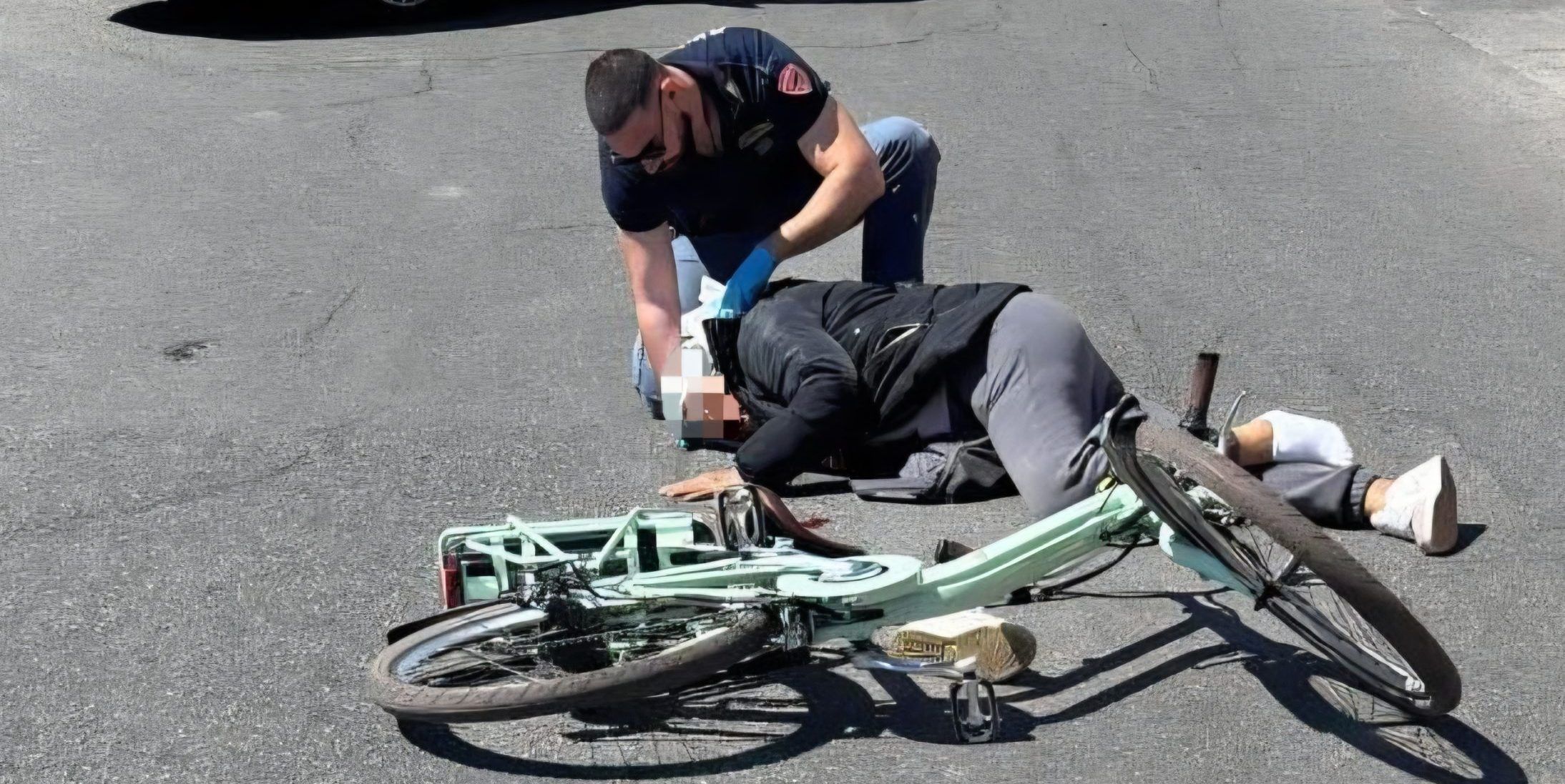 Donna cade in bici e rischia di soffocare: salvata dalla Polizia a Gioia Tauro
