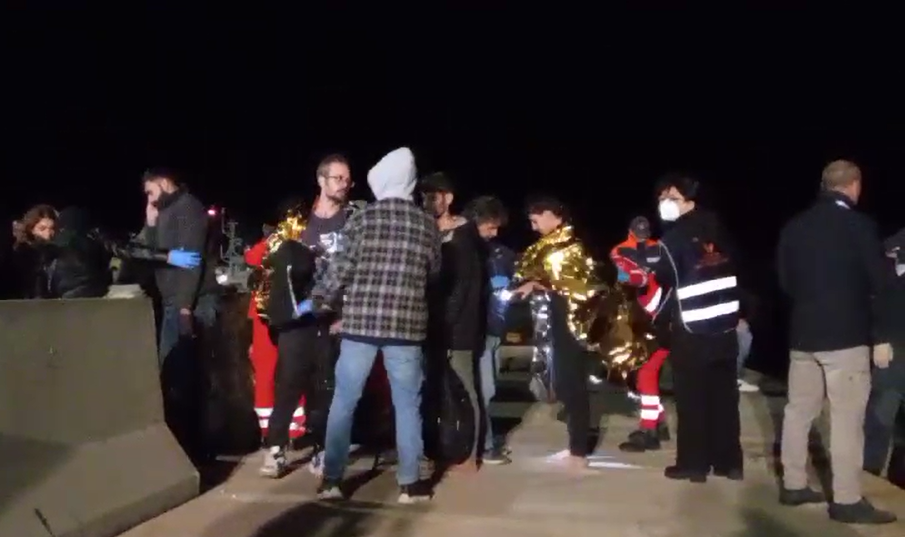 Migranti sbarcano a bordo di un veliero a Crotone – VIDEO