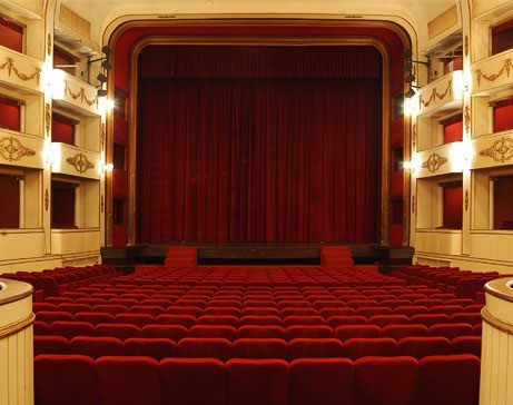 Teatro, la giunta regionale difende la legge