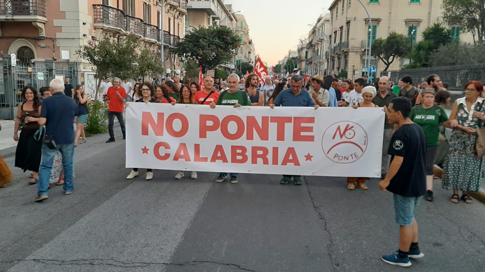Il movimento “No Ponte” rilancia sull’organizzazione di una manifestazione in Calabria e su una class action