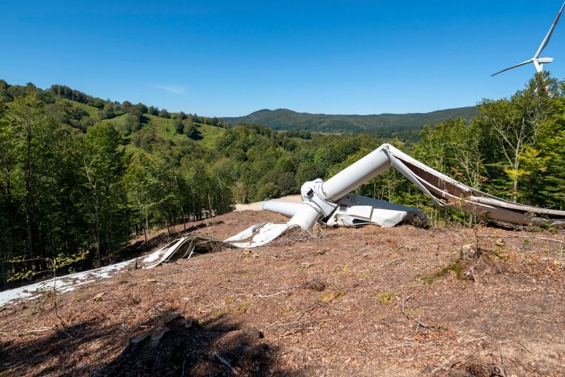 La turbina “spezzata” nel parco eolico di San Sostene. Le immagini (e le preoccupazioni) sui social