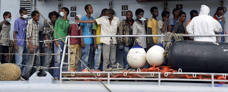 È arrivato a Crotone il mercantile con a bordo 500 migranti