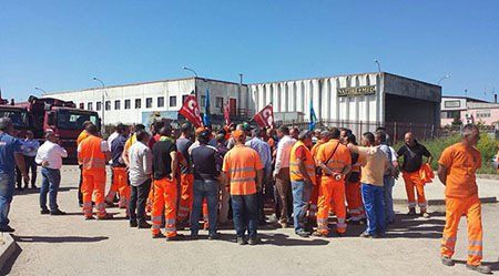 La Vidoni non paga, gli operai bloccano la 534