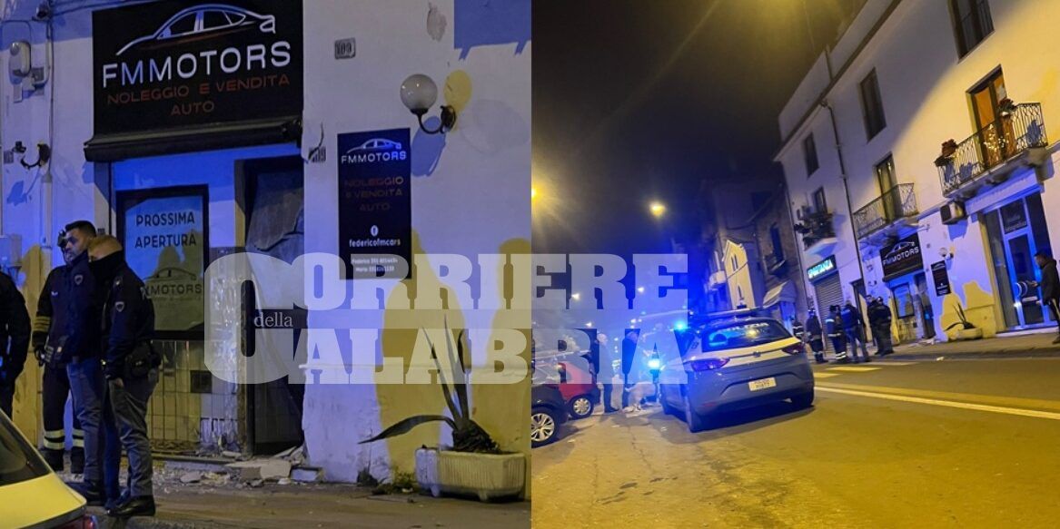 Cosenza, nella notte danneggiata una rivendita di automobili nel centro della città – FOTO