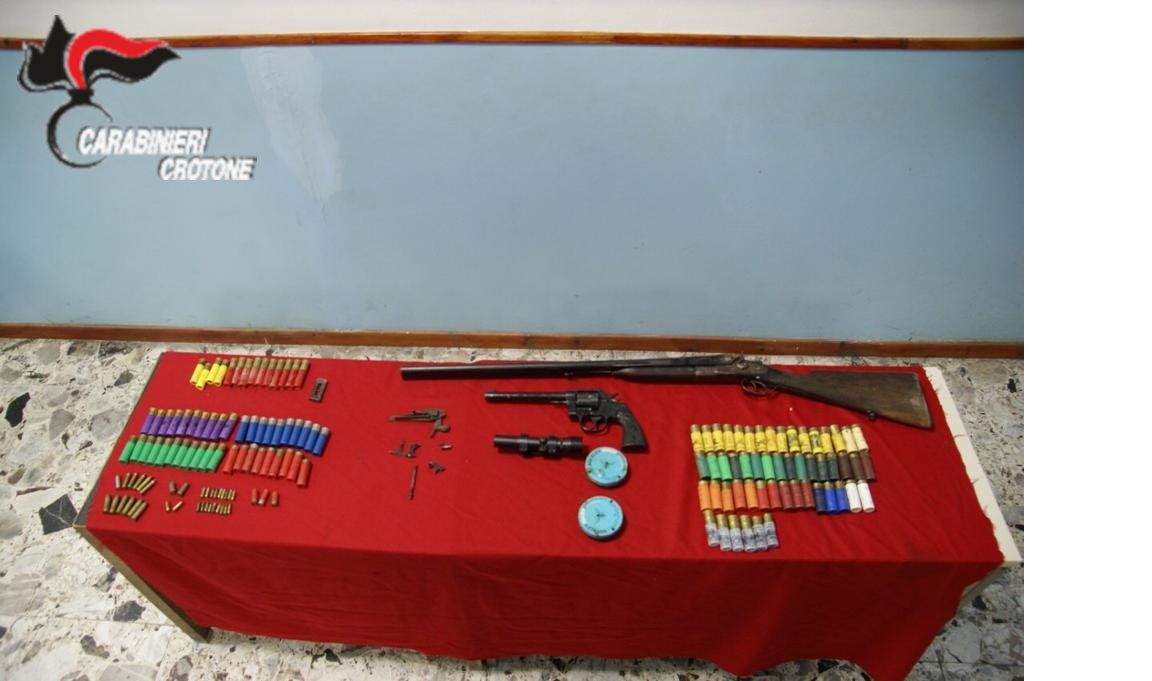 Pensionata con arsenale sotto il letto nel Crotonese