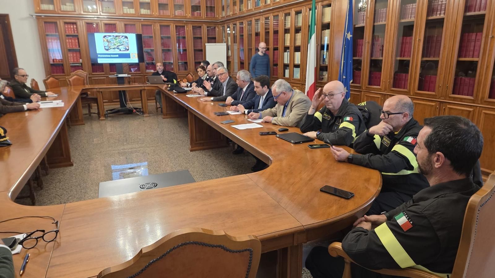 Catanzaro, in Prefettura il piano contro gli incendi boschivi: al via le attività di prevenzione