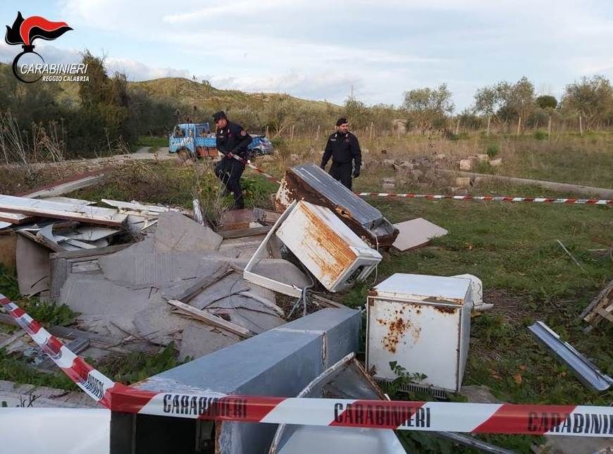 Smaltivano illecitamente rifiuti, fermati due fratelli nel reggino