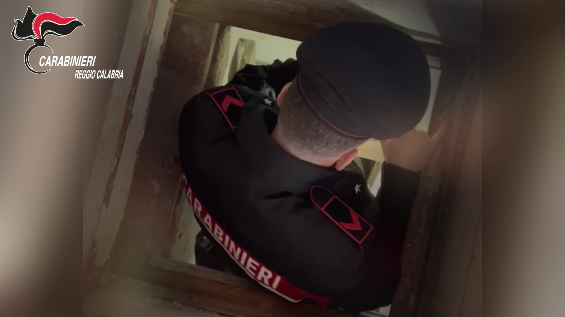 Palmi, bunker blindato sotto il pavimento: i carabinieri scoprono nascondiglio segreto – VIDEO