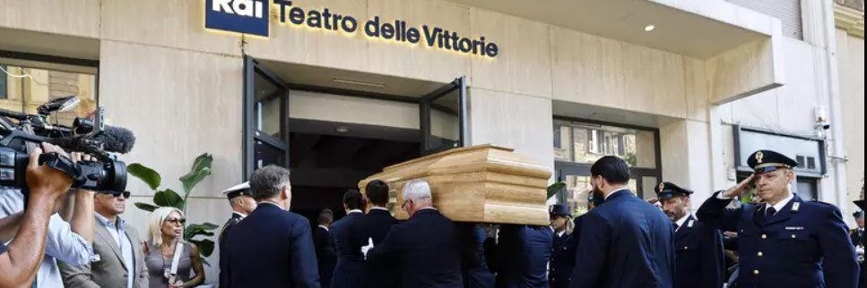 Il feretro di Pippo Baudo al Teatro delle Vittorie a Roma