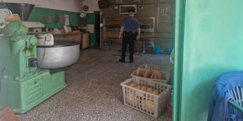 Sanzionato panificio con i locali anneriti dal fumo: era adibito anche a deposito di legna