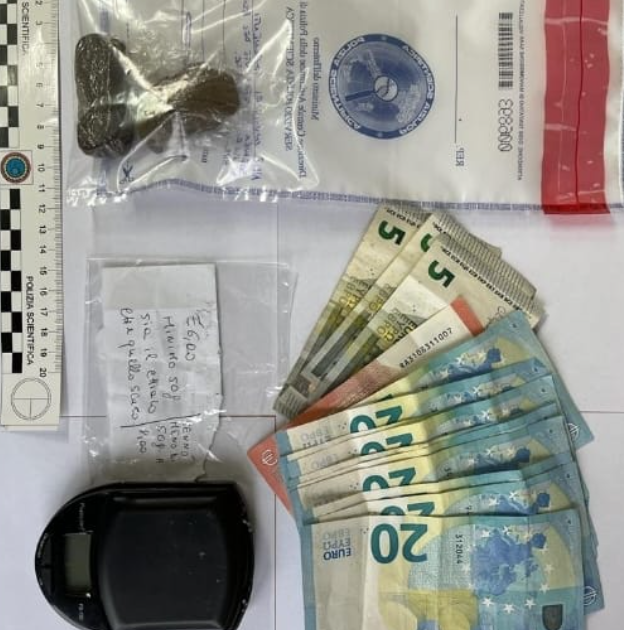 Vibo, a casa con 30 grammi di hashish: un arresto e una denuncia